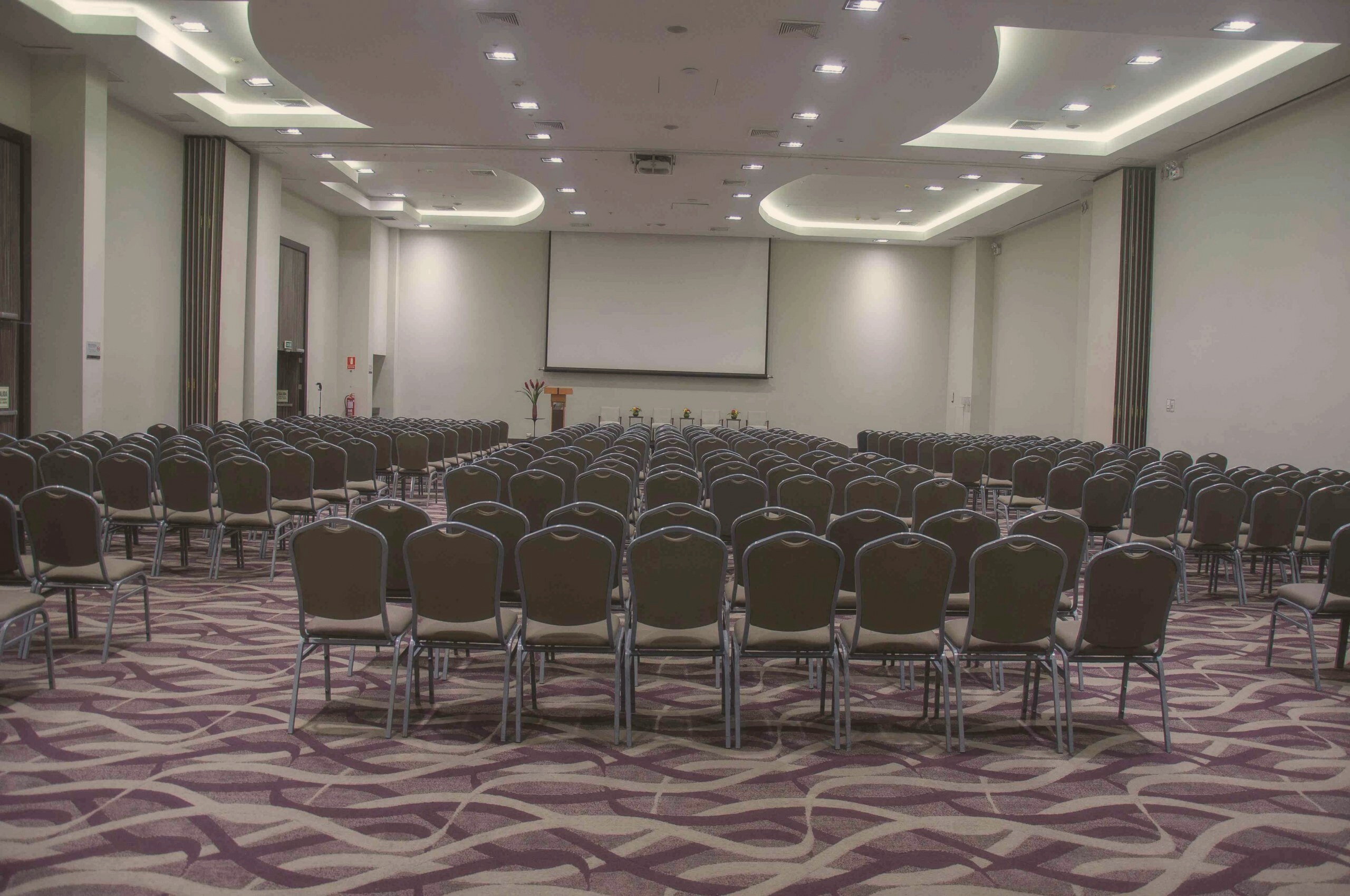 Recepción de boda en salón empresarial