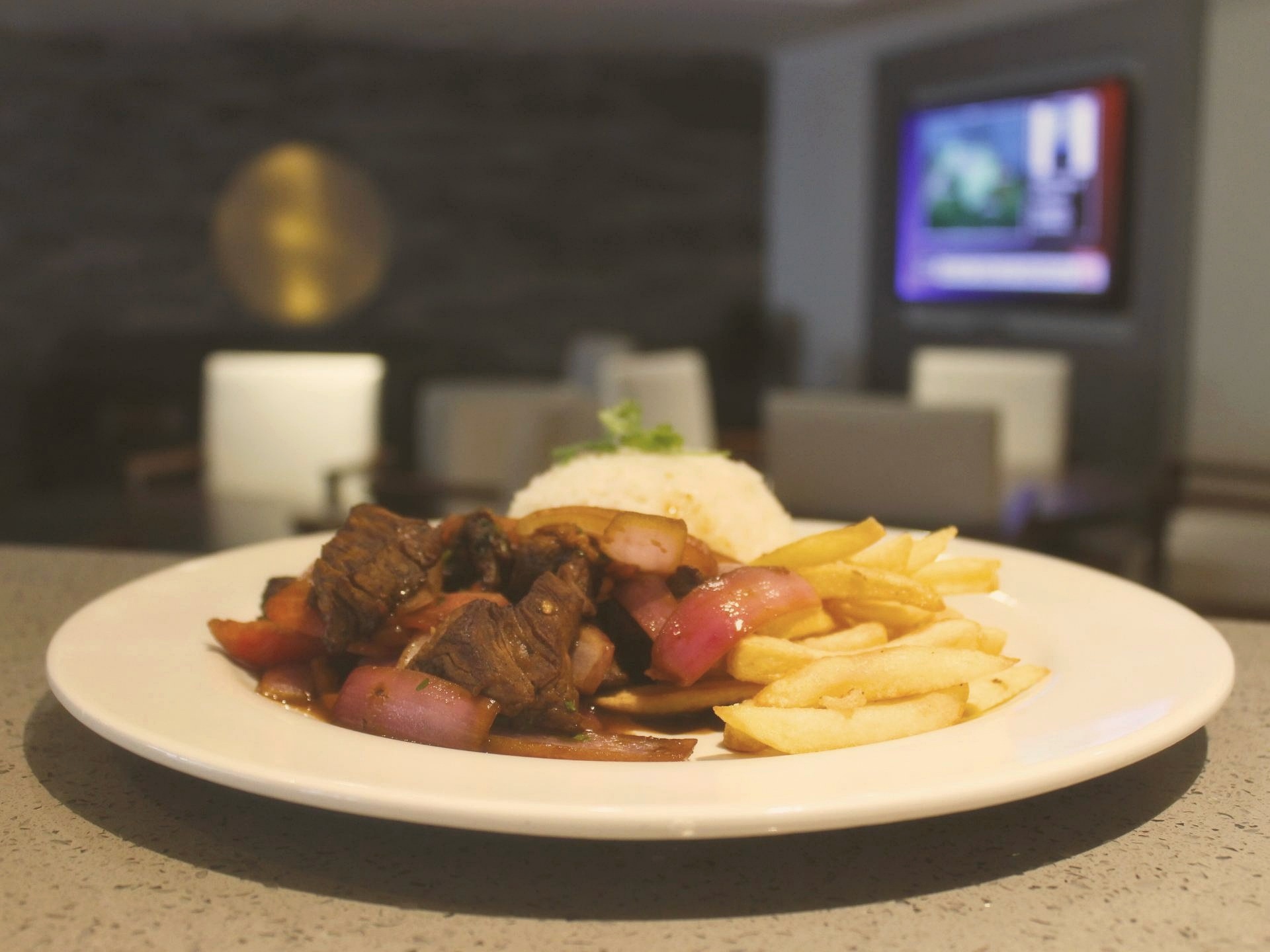 Plato de lomo saltado