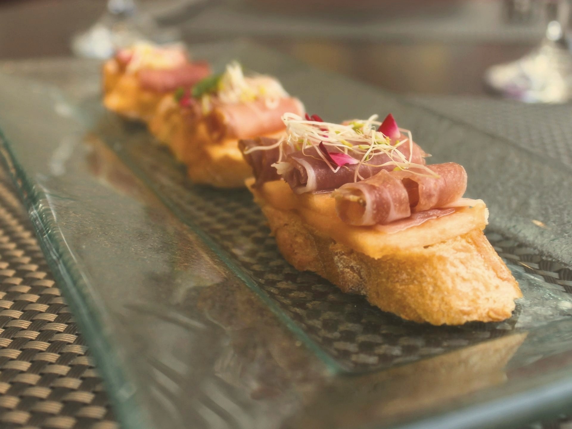 Crostinis de jamón crudo